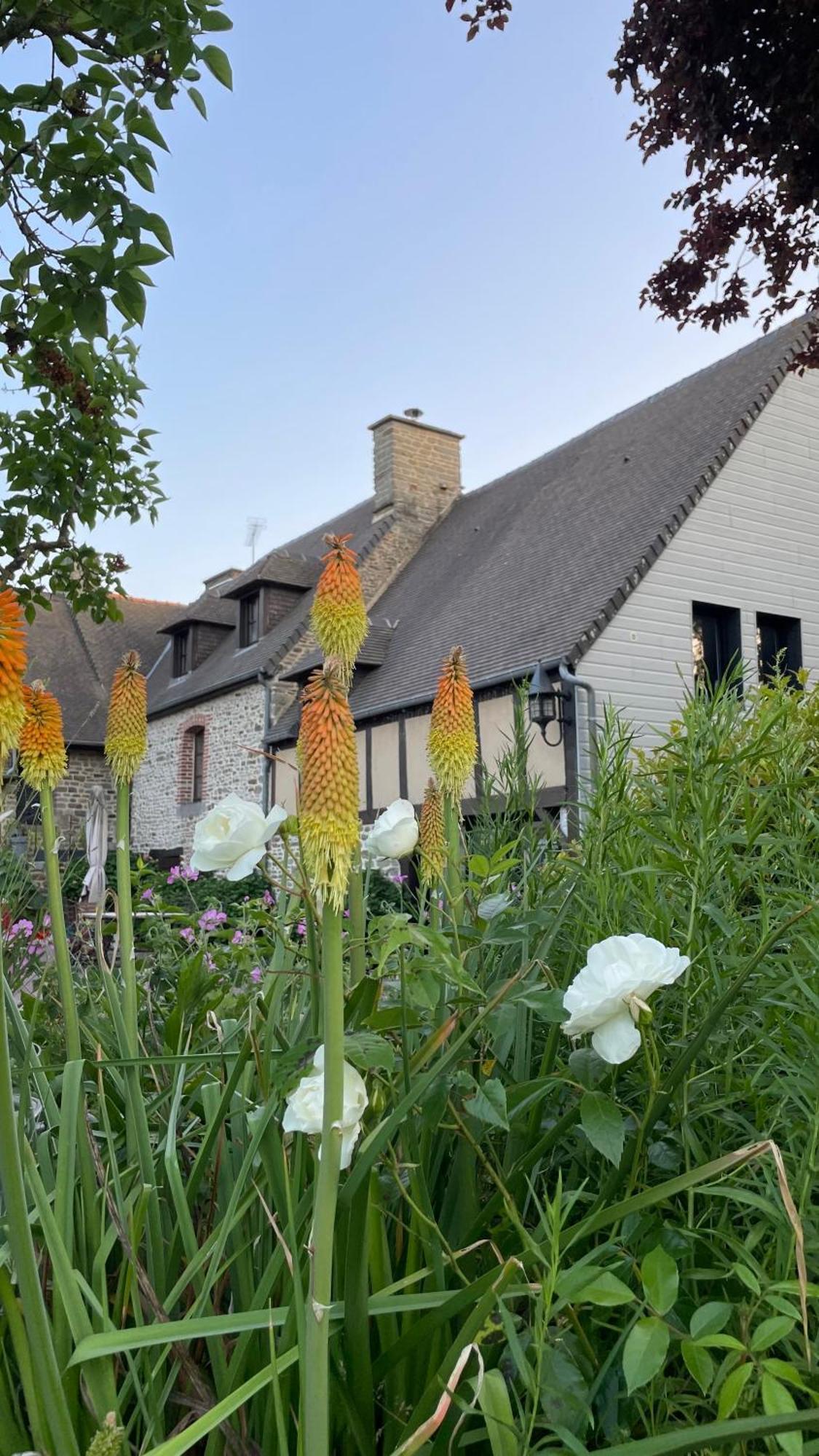 Sunset Family Guesthouse Mont Saint Michel Céaux Exterior foto